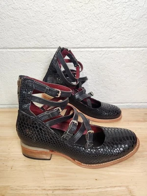 Sandalias/zapato de gladiador Freebird by Steven Marcel para mujer talla 9 estampado de serpiente negro Foto 1 de 4