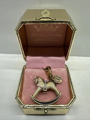 Dije caballo mecedor Juicy Couture 2006 edición limitada tono dorado esmalte blanco Foto 1 de 4