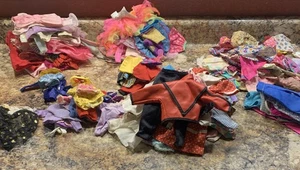 Riesiges Konvolut 80’s 90’s Mattel Barbie Puppen & Kleidung Schleier, Disney, Y2K, Outfits - Bild 1 von 24