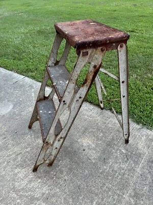 Taburete de escalera de metal vintage plegable soporte para plantas exhibición de utilería rojo mediados de siglo Foto 1 de 4