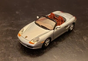 USA Road Champions Maßstab 1:24 Silber Porsche Boxter #68028 - Bild 1 von 11