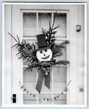 1951 CHRISTMAS DOOR DECORATION SNOWMAN VINTAGE BLACK & WHITE SNAPSHOT PHOTOGRAPH