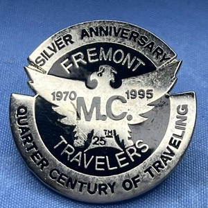 1995 FREMONT M.C  SILVER ANNIVERSARY 25th  TRAVELERS PIN - Imagen 1 de 5