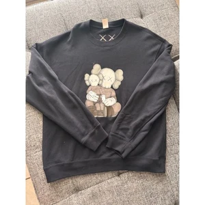 Uniqlo UT Kaws Sudadera Negra Cuello Redondo Jersey Para Hombre Moda - Imagen 1 de 3