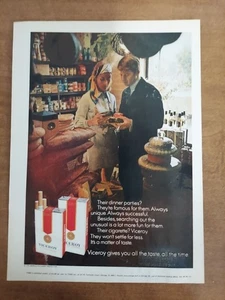 Viceroy Cigerettes 1970 Vintage Print Ad Rich Couple Bargain Shopping - Picture 1 of 1