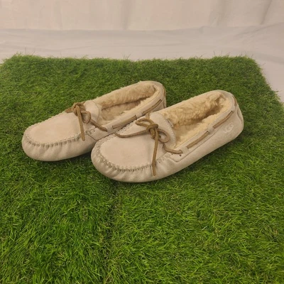 Chinelos Mocassim Feminino UGG Dakota Tamanho 8 EUR 39 Couro Marfim Interior Exterior - Imagem 1 de 4