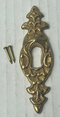One NOS Latón Fundido Puerta Cajón Muebles Cerradura Escudo Placa Cubierta con Clavos Foto 1 de 3