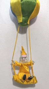 Muñeca Payaso Colgante Bisque Arco Iris Globo Aire Caliente Brazos Posables Amarillo Satinado De Colección - Imagen 1 de 17