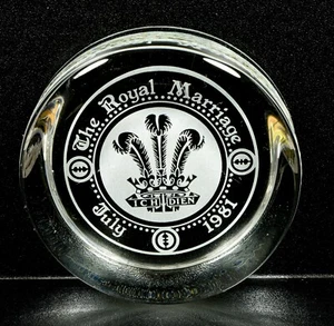 Pisapapeles redondo Wedgwood vidrio matrimonio de Carlos y Diana 1981 - Imagen 1 de 2