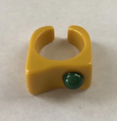 Anillo de plástico Lucita piedra amarilla y verde mostaza caramelo arte pop talla 7 Foto 1 de 4