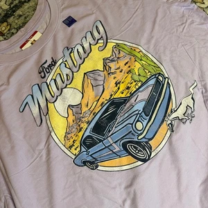Ford Mustang Graphic Tee Damen XL Lavendel Retro Auto Shirt Neu mit Etikett Lizenz 2025 - Bild 1 von 8