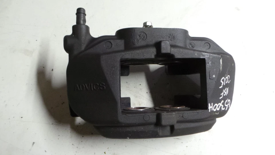 Lexus GS300H 2015 lado del pasajero delantero izquierdo (NSF) pinza de freno Foto 1 de 4