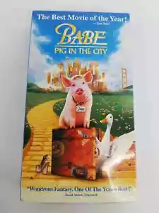 Babe: Pig in the City (VHS, 2000) - Foto 1 di 5