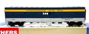 HO WALTHERS 932-4167 GOLD TROOP SLEEPER CONVERSION EXPRESS CAR CHESAPEAKE & OHIO - Picture 1 of 2