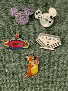 SET BESTEHEND AUS 5 VERSTECKTEN MICKEY DISNEY ANSTECKNADELN - Bild 1 von 2