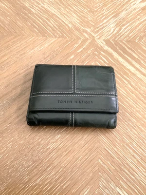 Cartera Tommy Hilfiger Negra Triple Cuero Genuino. Seis tarjeteros. Foto 1 de 4