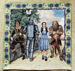 ARAZZO DA PARETE VINTAGE MAGO DI OZ "STRADA DI MATTONI GIALLI" 26" X 26" DORTHY  - Foto 1 di 1