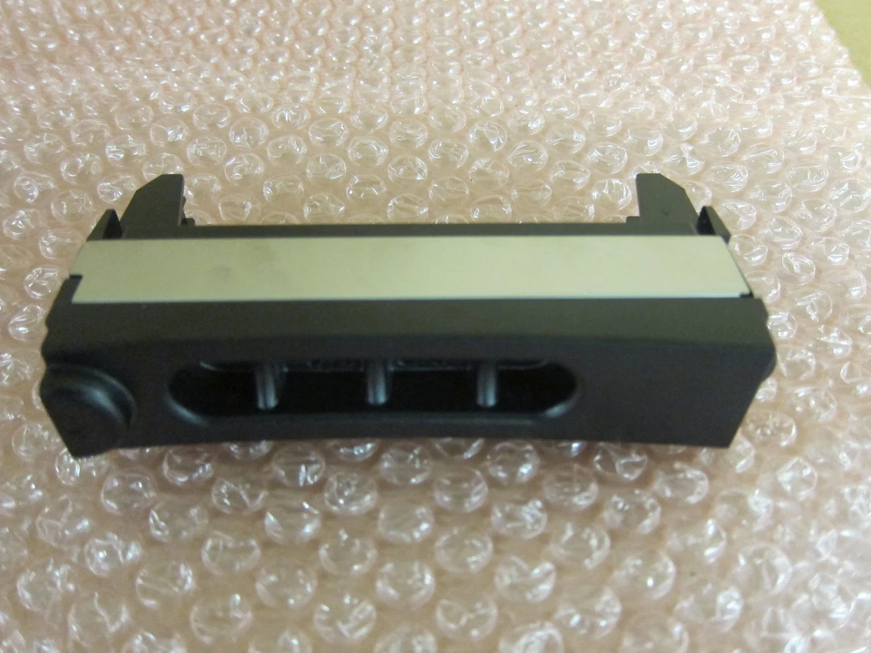 Dell G7609 3.5"  Filler, Blank, Drive Bezel PowerEdge 1950 2900 2950 - Image 1 of 1