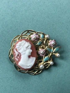 Handmade Lacey Goldtone Circle w Coral Plastic Oval Cameo & Light Pink & Green - Imagen 1 de 6