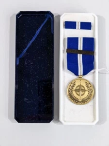 Bundeswehr, Einsatzmedaille Non- Article 5 Balkan mit Bandspange im Etui, dieses - Bild 1 von 8