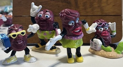 "Juego de cuatro figuras de pasas de California fiesta en la playa coleccionables de 1,75""- 2,75"" de alto" Foto 1 de 4