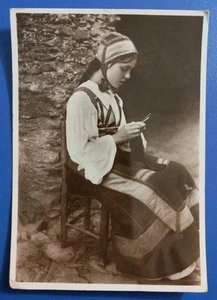 1940 Desulo (Nuoro) - ragazza in costume locale - costumi sardi - Imagen 1 de 2