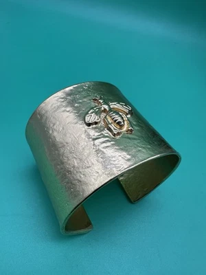 Браслет-манжета Karine Sultan золотистый коренастый золотой браслет с мухой/насекомым 6 дюймов - Изображение 1 из 4