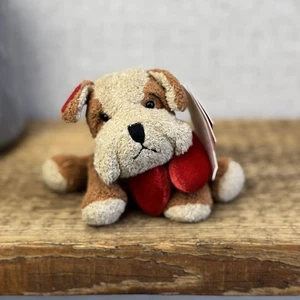 Russ Berrie Luv Pets Dog - Lancia Bulldog Giocattolo Morbido con Cuori Appesi con Etichette - Foto 1 di 7
