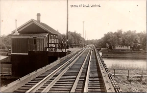 RPPC Railroad Bridge at Gill's Landing Wisconsin Hombres Esperando Tren Postal - Imagen 1 de 2