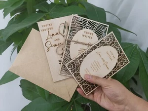 Set invito matrimonio in legno personalizzato 10 pezzi, taglio laser, con buste - Foto 1 di 18