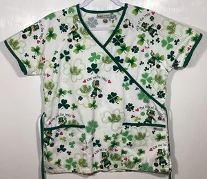 Blusa Médica St Patrick’s para Mujer Talla S Pequeña Medida Saint Patty’s Day Tréboles - Imagen 1 de 4