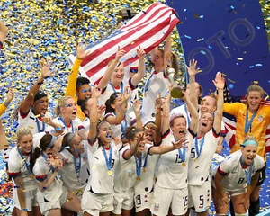 2019 USA WOMEN'S SOCCER TEAM WORLD CUP CELEBRATION MORGAN CARLI LLOYD 8X10 PHOTO - Picture 1 of 1