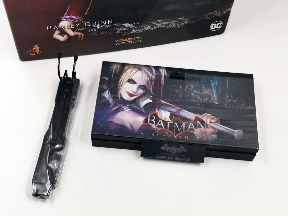 Stand Figure Hottoys 1/6 Accessories HT VGM041 Batman Arkham Knight Harley Quinn - Image 1 of 2