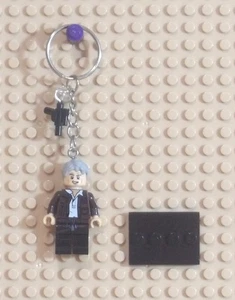 MINIFIGURE KEYCHAIN Star Wars- Matured HAN SOLO w/Pistol Charm Stand New Force - Picture 1 of 5
