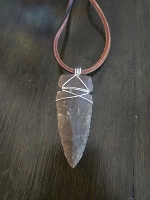 Colar pingente ponta de flecha autêntico envolto em fio cordão de couro marrom - Imagem 1 de 4