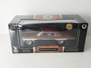Road Signature - 1962 Oldsmobile Starfire - 1:18 Diecast mit Münze - Bild 1 von 24