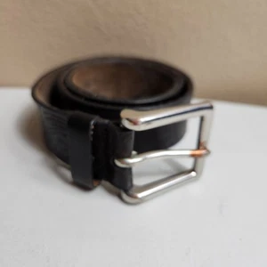 Herren |40| Schwarz Leder Totenkopf/Flügel/Kompass verziert Gravur Jeansgürtel - Bild 1 von 4