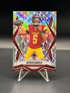 Jayden Daniels 2025 Panini Phoenix Variation SP 119/149 Commanders #8 KS2 - Imagen 1 de 2