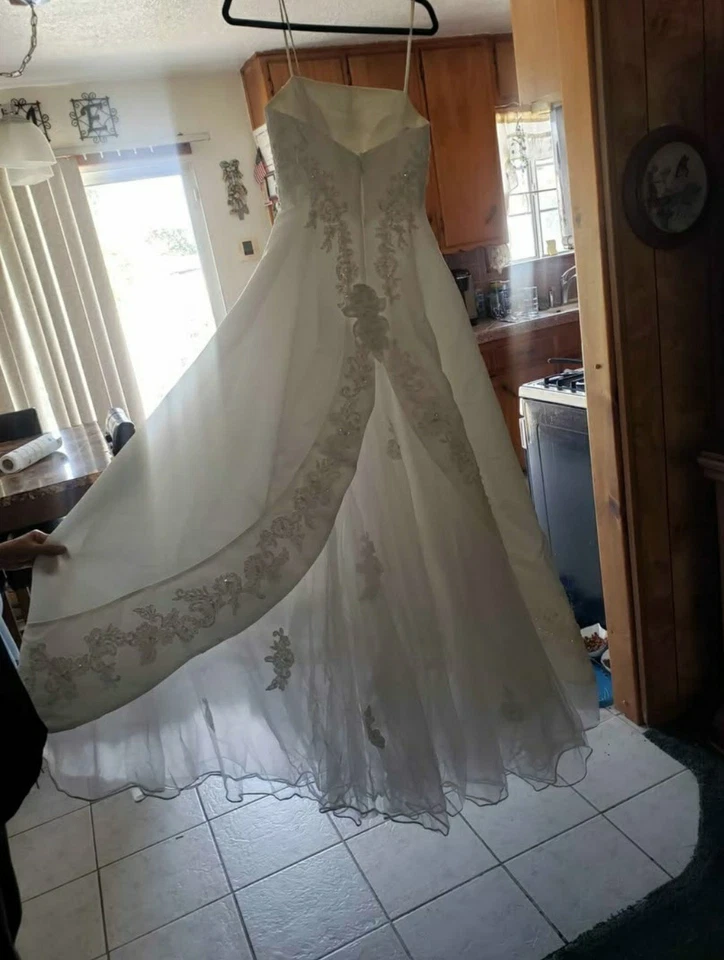 2001 Size 6 Wedding Dress And Train - Image 1 of 4