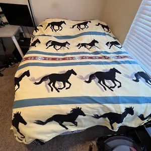 Manta de lana The Paragon Group RunningHorses 80"" X 88"" NUEVA - Imagen 1 de 5