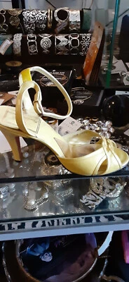 SANDALIAS KIMEL VINTAGE 1979 ERA BONNIE SMITH EE. UU. AMARILLAS 7,5 M RETRO DISCOTECA MODERNA Foto 1 de 4