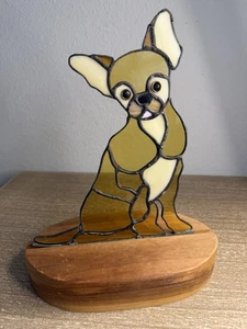 Handgefertigter Buntglas Chihuahua Hund auf Holzständer/Sockel 12" Vintage - Bild 1 von 8