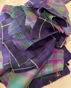 Tartán Escocés Mezcla Púrpura Y Rosas Cuadros 500g Restos 100% Lana Británica - Imagen 1 de 4