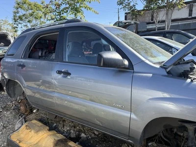 Kia Sportage LX 2007 2,7 L V6 4X4 pasajero delantero puerta derecha acero plateado (S4) fabricante de equipos originales Foto 1 de 3