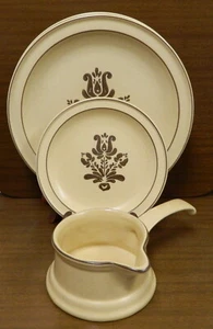 VTG PFALTZGRAFF Village STONEWARE 2 Dinner Plates 1 SALAD PLATE 1 Gravy Boat - Picture 1 of 15