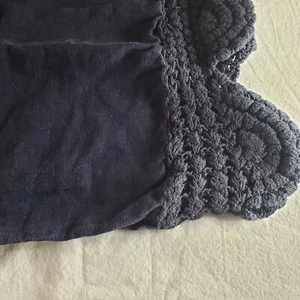 Funda de almohada estándar de granero de cerámica azul marino oscuro negro ganchillo encaje lino festoneado - Imagen 1 de 11