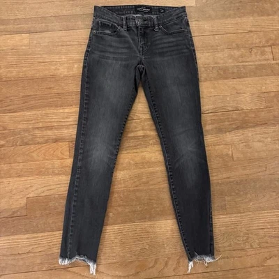 Pantalones vaqueros Lucky Brand negros ajustados tobillo tiro bajo dobladillo deshilachado talla 0 b46 Foto 1 de 4
