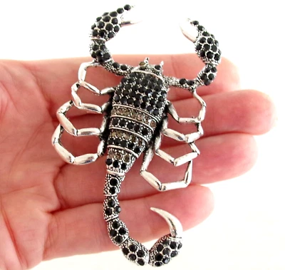 BROCHE DE STRASS PRETO 3,25" ARTICULADO HORÓSCOPO ASTROLOGIA ESCORPIÃO ZODÍACO - Imagem 1 de 4