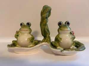 TWO CERAMIC FROGS SITTING ON LILLY PADS SALT & PEPPER SHAKERS - Picture 1 of 5
