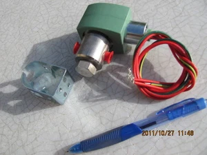 ASCO RED HAT 1/8  " SOLENOID VALVE 8262G035  120 volt    2 way - Picture 1 of 4